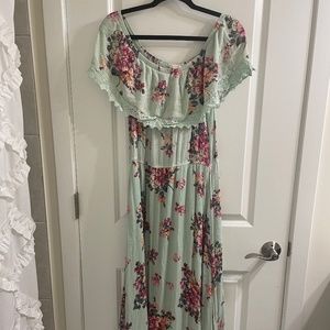 Maxi dress off the shoulder